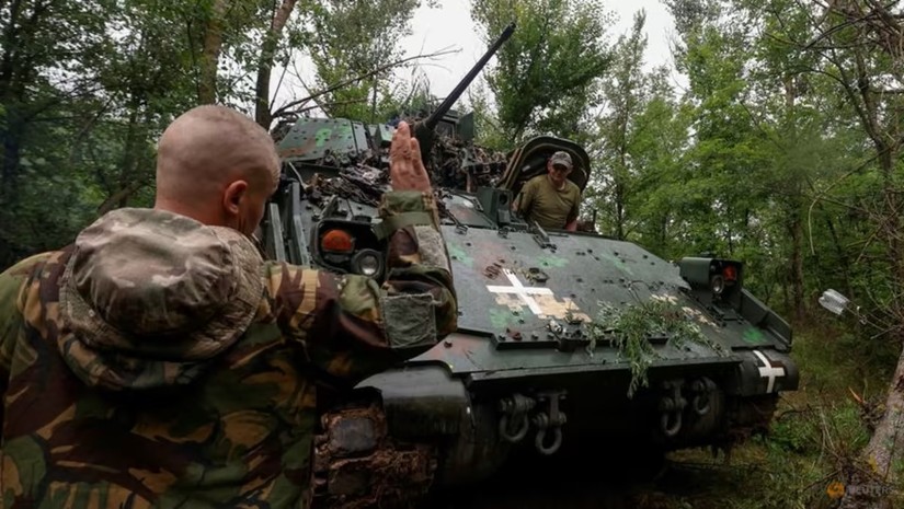 Binh sĩ Ukraine vận h&agrave;nh xe chiến đấu bộ binh M2 Bradley tại vị tr&iacute; gần v&ugrave;ng Zaporizhzhia, ng&agrave;y 26/6. Ảnh: Reuters