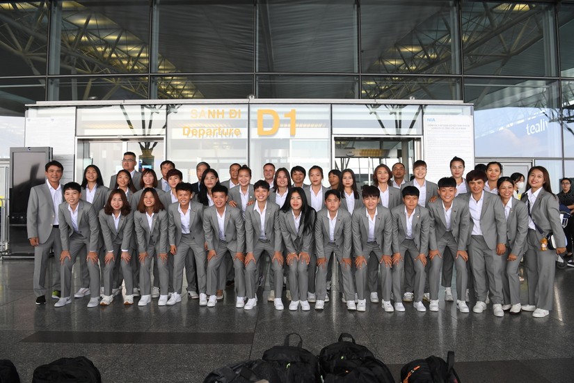 Đội tuyển nữ Việt Nam trước khi l&ecirc;n m&aacute;y bay sang New Zealand tham dự World Cup 2023. Ảnh: L&acirc;m Thỏa/VNE