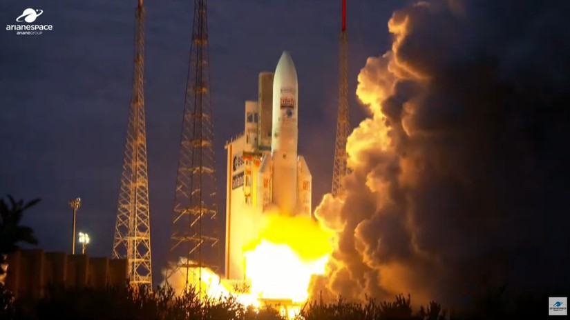 T&ecirc;n lửa Ariane 5 rời bệ ph&oacute;ng thực hiện sứ mệnh cuối c&ugrave;ng của m&igrave;nh ng&agrave;y 5/7 tại Kourou, Ph&aacute;p. Ảnh: ariancespace