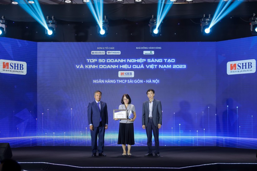 B&agrave; Ho&agrave;ng Thị Mai Thảo &ndash; Ph&oacute; Tổng gi&aacute;m đốc SHB đại diện ng&acirc;n h&agrave;ng đ&oacute;n nhận giải thưởng