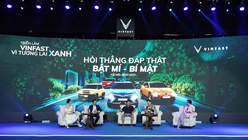 Talkshow &ldquo;Bật m&iacute; - B&iacute; mật&rdquo; tại Triển l&atilde;m &ldquo;VinFast - V&igrave; tương lai xanh&amp;amp;quot; c&oacute; sự tham gia của c&aacute;c chuy&ecirc;n gia &ocirc; t&ocirc;, đại diện VinFast v&agrave; MC Kh&aacute;nh Vy.