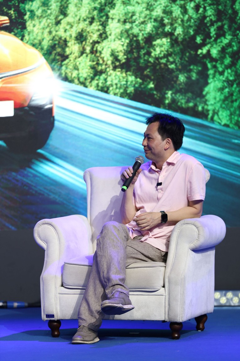 PGS. TS. Đ&agrave;m Ho&agrave;ng Ph&uacute;c đ&aacute;nh gi&aacute; cao tầm nh&igrave;n chuyển đổi nhanh ch&oacute;ng từ xe xăng sang xe điện của VinFast.