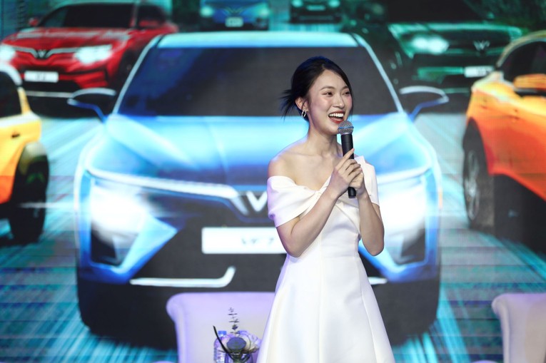 MC Kh&aacute;nh Vy dẫn dắt những c&acirc;u chuyện tại buổi talkshow.