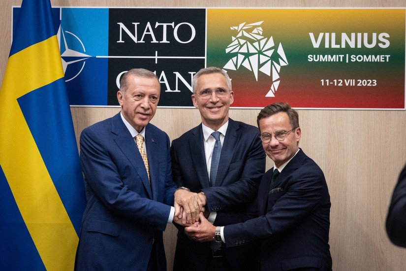 Từ tr&aacute;i sang phải: Tổng thống Thổ Nhĩ Kỳ Tayyip Erdogan, Tổng thư k&yacute; NATO Jens Stoltenberg v&agrave; Thủ tướng Thụy Điển Ulf Kristersson. Ảnh: Twitter @@jensstoltenberg