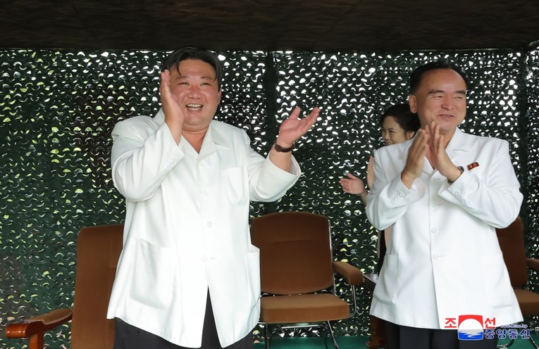 &Ocirc;ng Kim Jong Un gi&aacute;m s&aacute;t vụ bắn thử ng&agrave;y 12/7. Ảnh: KCNA