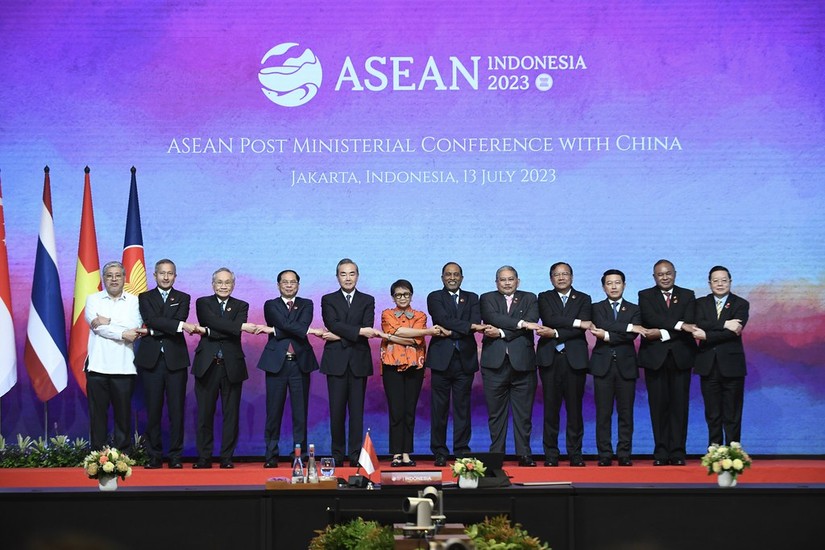 C&aacute;c Bộ trưởng Ngoại giao ASEAN v&agrave; Trung Quốc tại Jakarta ng&agrave;y 13/7. Ảnh: ASEAN