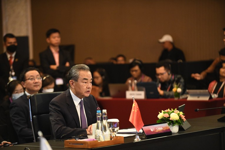 Chủ nhiệm Văn ph&ograve;ng Ủy ban Đối ngoại của Ủy ban Trung ương Đảng Cộng sản Trung Quốc Vương Nghị tại Jakarta ng&agrave;y 13/7. Ảnh: ASEAN