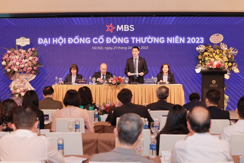 Ban l&atilde;nh đạo MBS tại ĐHĐCĐ thường ni&ecirc;n 2023.