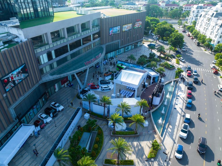 To&agrave;n cảnh kh&ocirc;ng gian triển l&atilde;m &ldquo;VinFast - V&igrave; tương lai xanh&rdquo; tại Vincom Plaza Imperia.