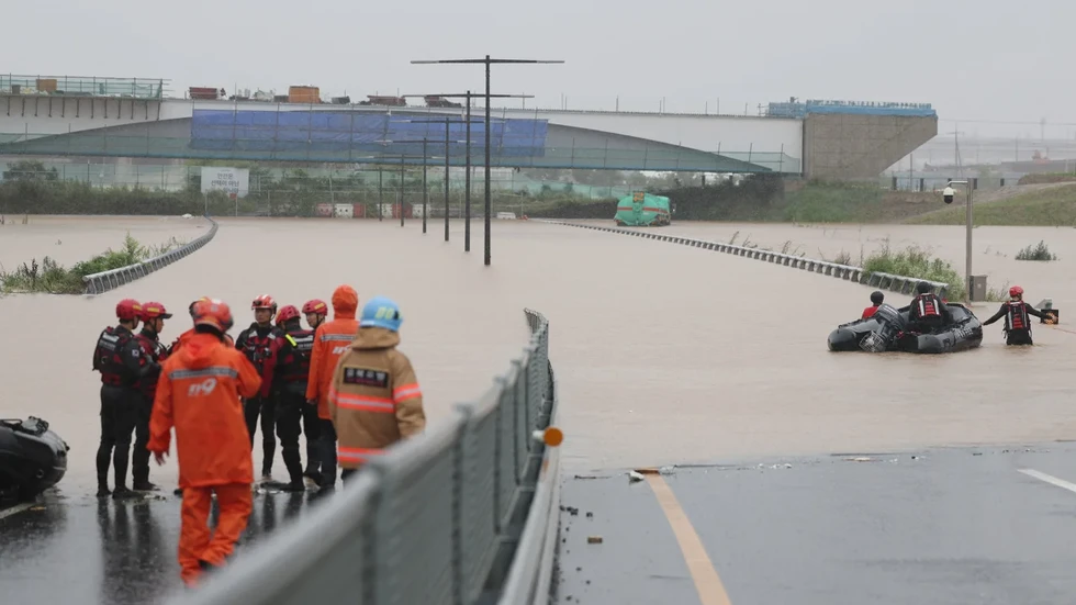 &Iacute;t nhất 33 người thiệt mạng do mưa lũ tại H&agrave;n Quốc ảnh 1