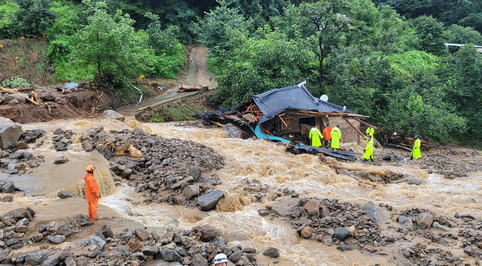 &Iacute;t nhất 33 người thiệt mạng do mưa lũ tại H&agrave;n Quốc ảnh 3