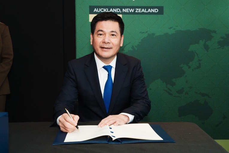 Bộ trưởng C&ocirc;ng Thương Nguyễn Hồng Di&ecirc;n đ&atilde; đại diện Ch&iacute;nh phủ Việt Nam tham gia k&yacute; kết Nghị định thư cũng như c&aacute;c văn kiện li&ecirc;n quan với Vương quốc Anh. Ảnh: Bộ C&ocirc;ng Thương