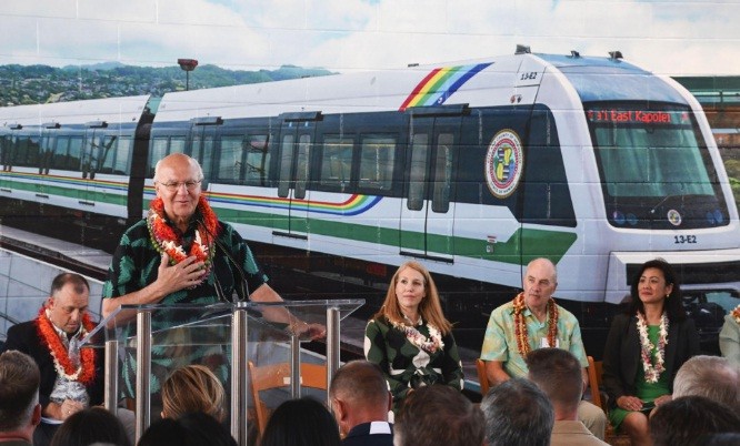 Thị trưởng Honolulu Rick Blangiardi ph&aacute;t biểu trong lễ khai trương đoạn đầu ti&ecirc;n của hệ thống đường sắt Skyline tr&ecirc;n đảo Oahu ở Hawaii (Mỹ). Ảnh: Theo Kyodo News.