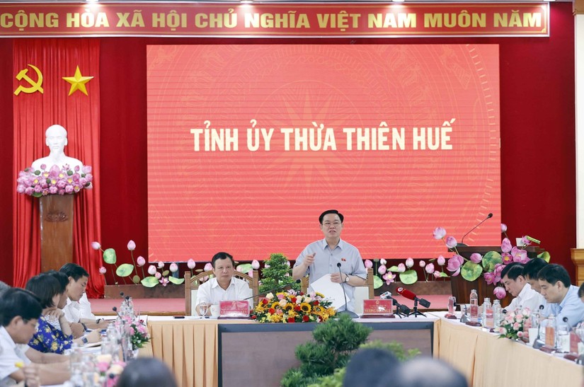 Chủ tịch Quốc hội Vương Đ&igrave;nh Huệ l&agrave;m việc với Ban Thường vụ Tỉnh ủy Thừa Thi&ecirc;n Huế. Ảnh: TTXVN