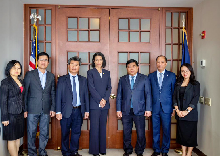 Bộ trưởng Nguyễn Ch&iacute; Dũng l&agrave;m việc tại Cơ quan Dịch vụ T&agrave;i ch&iacute;nh Bang New York. Ảnh: MPI.