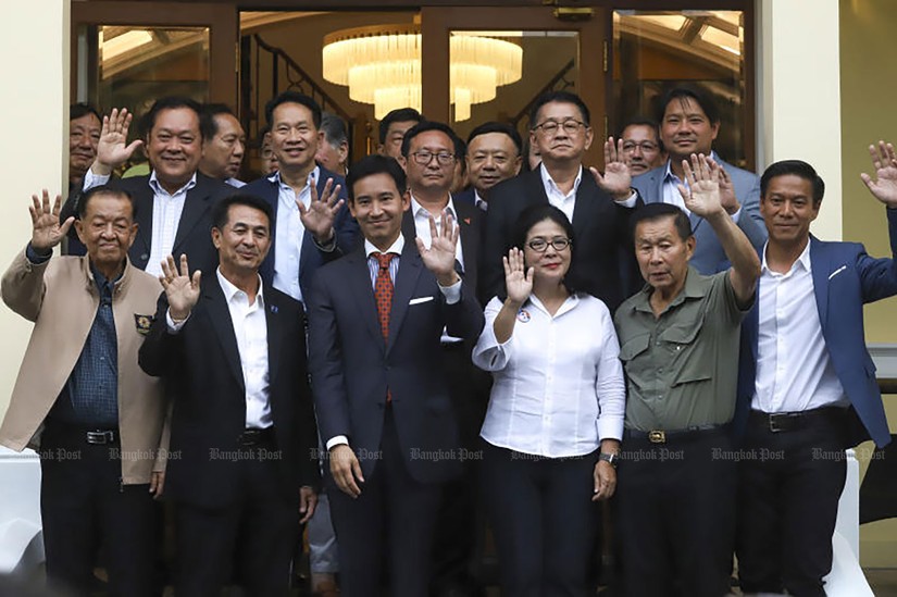 Đại diện của li&ecirc;n minh 8 đảng Th&aacute;i Lan, ng&agrave;y 17/5. Ảnh: Bangkok Post
