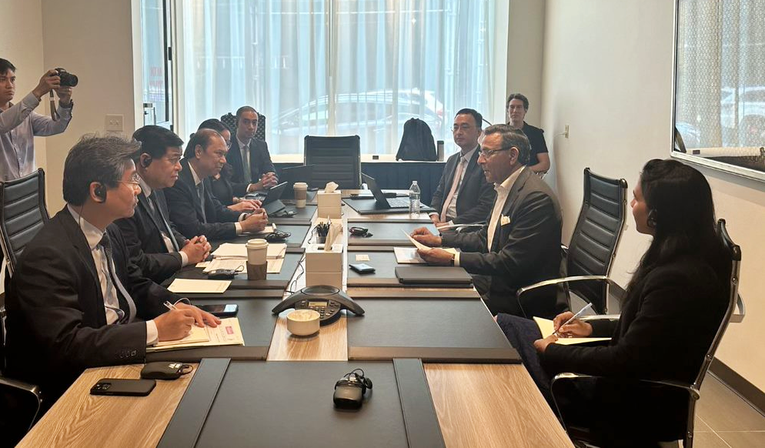 Bộ trưởng Nguyễn Ch&iacute; Dũng l&agrave;m việc với Quỹ Đầu tư KKR. Ảnh: MPI.