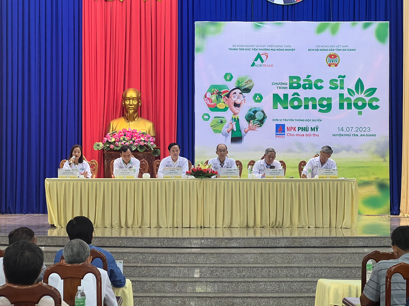 B&aacute;c sĩ n&ocirc;ng học giải đ&aacute;p c&aacute;c thắc mắc, c&acirc;u hỏi của b&agrave; con n&ocirc;ng d&acirc;n tham gia chương tr&igrave;nh.