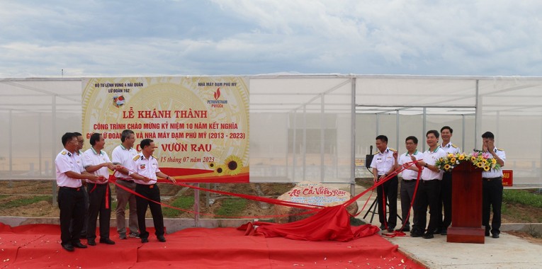 Nh&agrave; m&aacute;y Đạm Ph&uacute; Mỹ v&agrave; Lữ đo&agrave;n 162 cắt băng kh&aacute;nh th&agrave;nh c&ocirc;ng tr&igrave;nh ao c&aacute;, vườn rau tại khu tăng gia tập trung của đơn vị.