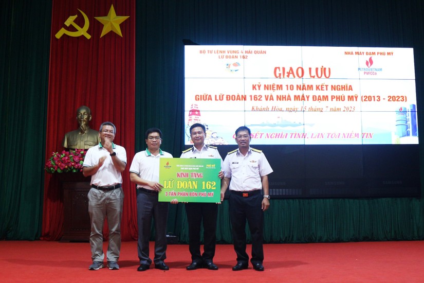 PVFCCo trao tặng Lữ đo&agrave;n 162 ba tấn ph&acirc;n b&oacute;n Ph&uacute; Mỹ.