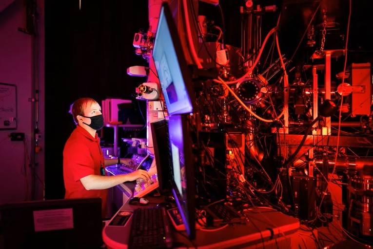 Một nh&agrave; nghi&ecirc;n cứu sử dụng k&iacute;nh hiển vi điện tử chuy&ecirc;n dụng để nghi&ecirc;n cứu c&aacute;c vết nứt do độ mỏi kim loại g&acirc;y ra ở cấp độ nano. Ảnh: Craig Fritz/Ph&ograve;ng th&iacute; nghiệm Quốc gia Sandia/Reuters