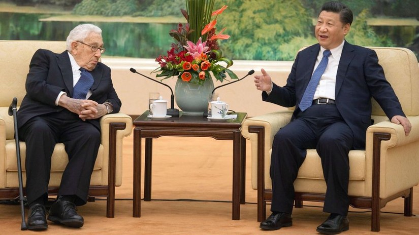 Chủ tịch Trung Quốc Tập Cận B&igrave;nh c&ugrave;ng cựu Ngoại trưởng Mỹ Henry Kissinger gặp gỡ năm 2016. Ảnh: Kyodo News