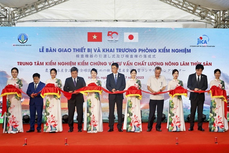 Lễ b&agrave;n giao thiết bị t&agrave;i trợ v&agrave; khai trương Ph&ograve;ng kiểm nghiệm. Ảnh: JICA.