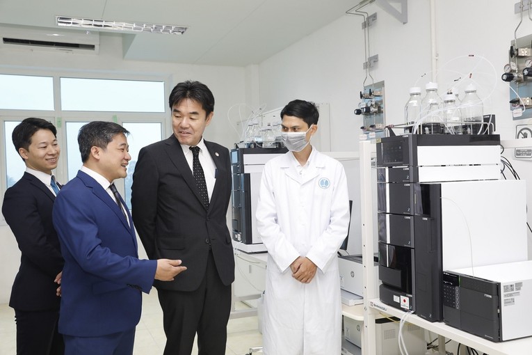 Trưởng Đại diện Văn ph&ograve;ng JICA Việt Nam Sugano Yuichi tham quan Trung t&acirc;m kiểm nghiệm. Ảnh: JICA.