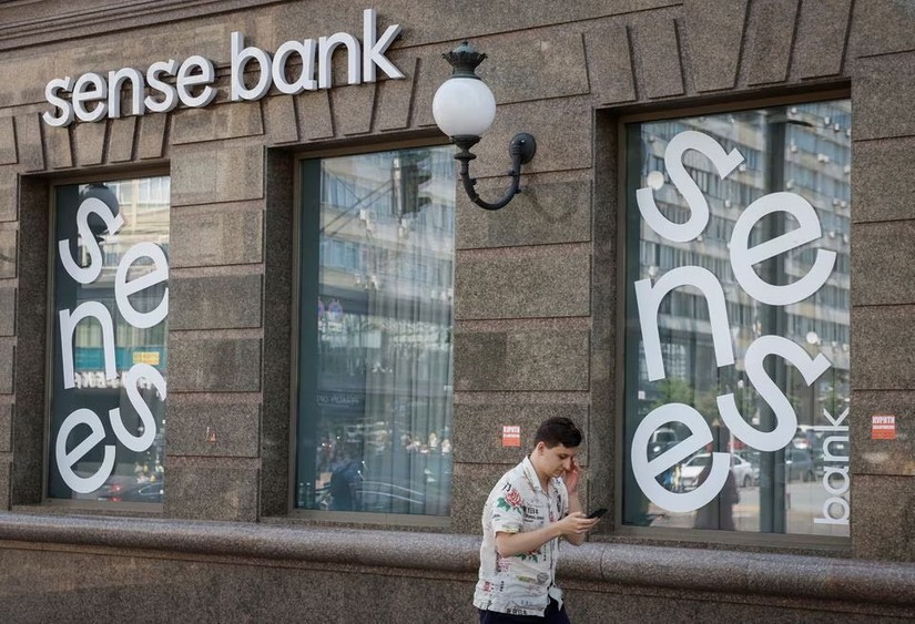 Một chi nh&aacute;nh của Sense Bank tại trung t&acirc;m Kiev, Ukraine. Ảnh: Reuters