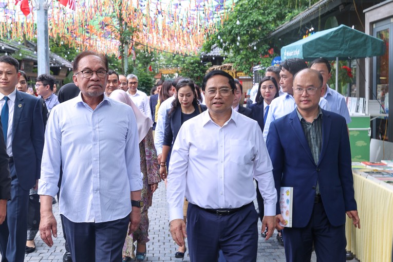 Thủ tướng Việt Nam, Malaysia c&ugrave;ng dạo thăm phố s&aacute;ch v&agrave; uống c&agrave; ph&ecirc; ảnh 1