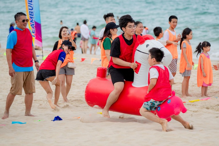 Hoạt động teambuilding gắn kết th&agrave;nh vi&ecirc;n.