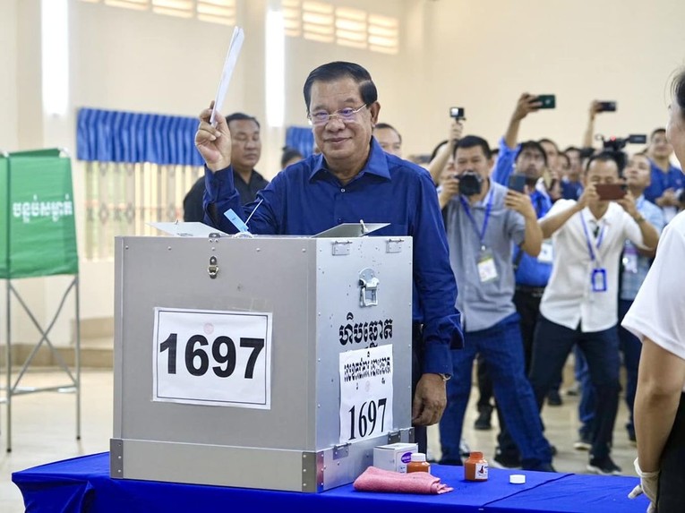 Thủ tướng Hun Sen v&agrave; người d&acirc;n Campuchia đi bỏ phiếu bầu cử ảnh 1