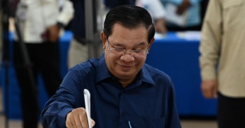 Thủ tướng Hun Sen và người dân Campuchia đi bỏ phiếu bầu cử