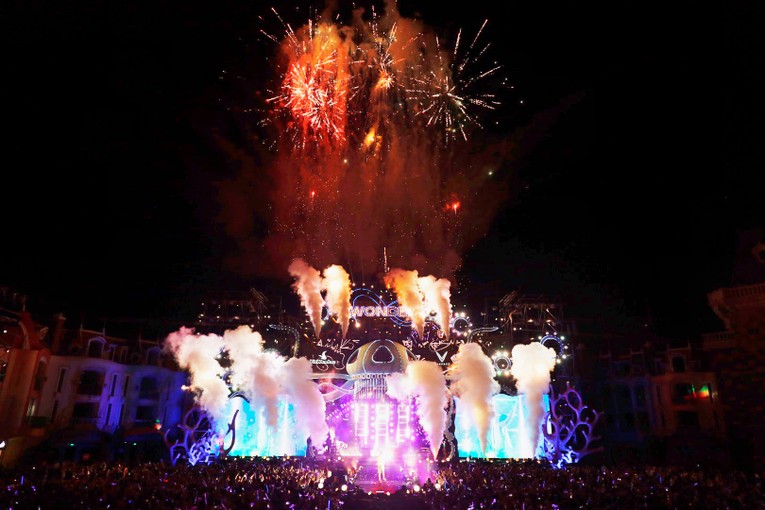 S&acirc;n khấu Đại nhạc hội 8Wonder mang đến bữa tiệc &acirc;m thanh, &aacute;nh s&aacute;ng đầy cảm x&uacute;c với c&aacute;c bản hit của h&agrave;ng loạt ng&ocirc;i sao ca nhạc như Charlie Puth, H&agrave; Anh Tuấn, Hồ Ngọc H&agrave;&hellip;