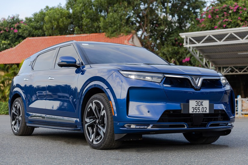 VinFast VF 9 c&oacute; h&agrave;ng loạt c&ocirc;ng nghệ an to&agrave;n, t&iacute;nh năng th&ocirc;ng m&igrave;nh v&agrave; thiết kế bệ vệ, sang trọng.