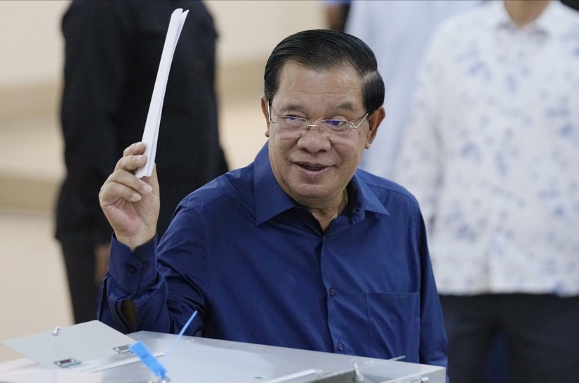 Thủ tướng Campuchia Hun Sen đi bỏ phiếu bầu cử ng&agrave;y 23/7. Ảnh: AP