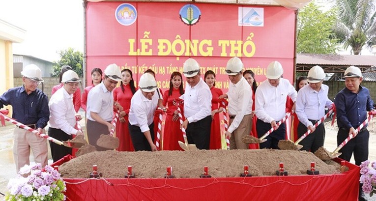 Lễ động thổ khởi c&ocirc;ng dự &aacute;n đầu tư kết cấu hạ tầng hỗ trợ hợp t&aacute;c x&atilde; ph&aacute;t triển v&ugrave;ng nguy&ecirc;n liệu g&oacute;i thầu GT14A- thi c&ocirc;ng c&aacute;c hạng mục c&ocirc;ng tr&igrave;nh v&agrave; thiết bị hợp phần 3 tại hai tỉnh Ki&ecirc;n Giang v&agrave; An Giang ng&agrave;y 24/7. Ảnh: B&aacute;o Ki&ecirc;n Giang