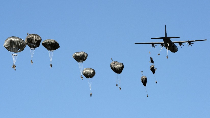 L&iacute;nh nhảy d&ugrave; Mỹ trong cuộc tập trận của NATO ở Ba Lan, năm 2016. Ảnh: AFP