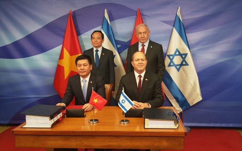 Bộ trưởng C&ocirc;ng Thương Nguyễn Hồng Di&ecirc;n c&ugrave;ng Bộ trưởng Kinh tế v&agrave; C&ocirc;ng nghiệp Israel Nir Barkat k&yacute; kết Hiệp định Thương mại tự do Việt Nam - Israel (VIFTA). Ảnh: Bộ C&ocirc;ng Thương