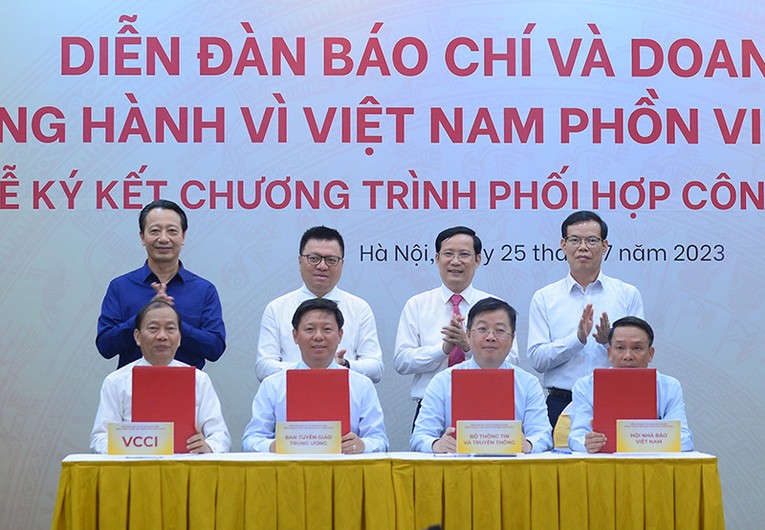 Đại diện Ban Tuy&ecirc;n gi&aacute;o Trung ương, Bộ TT&amp;amp;amp;amp;TT, Hội Nh&agrave; b&aacute;o Việt Nam v&agrave; VCCI k&yacute; kết chương tr&igrave;nh phối hợp c&ocirc;ng t&aacute;c giữa 4 cơ quan, tổ chức; đồng thời ph&aacute;t động Chương tr&igrave;nh b&igrave;nh chọn t&aacute;c phẩm b&aacute;o ch&iacute; viết về doanh nh&acirc;n, doanh nghiệp v&agrave; m&ocirc;i trường kinh doanh 2023.