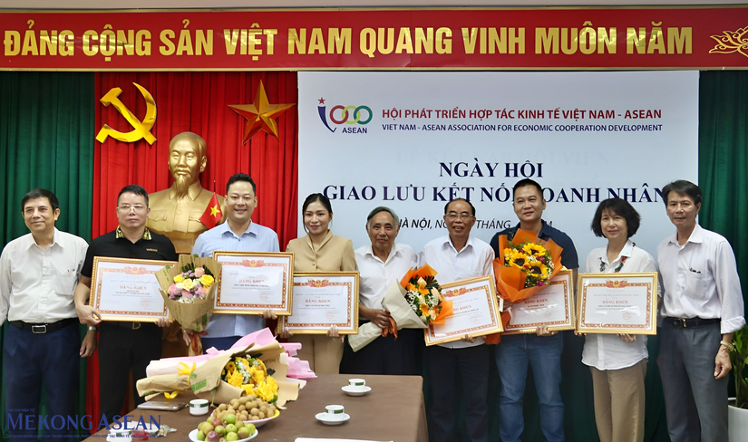 C&aacute;c hội vi&ecirc;n được nhận bằng khen c&oacute; đ&oacute;ng g&oacute;p t&iacute;ch cực v&agrave;o Đại hội III. Ảnh: Phương Thảo.