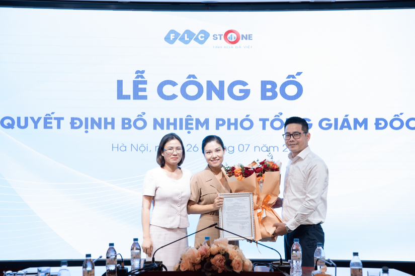 B&agrave; Ho&agrave;ng Thanh Phương nhận quyết định bổ nhiệm Ph&oacute; Tổng Gi&aacute;m Đốc tại FLC STONE. Ảnh: AMD