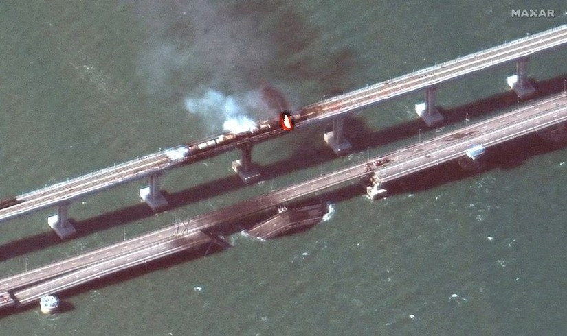 Cầu Crimea bị tấn c&ocirc;ng ng&agrave;y 8/10/2022. Ảnh: Reuters