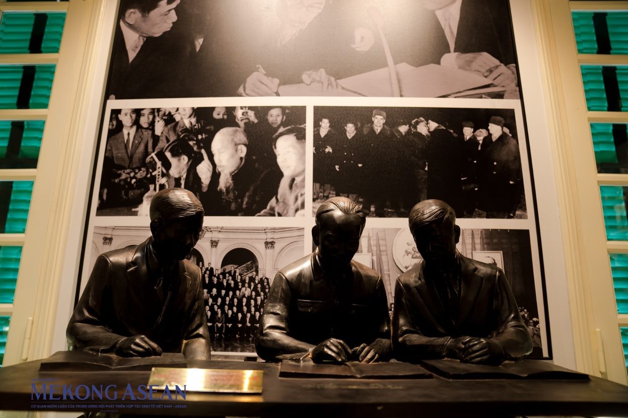 Tượng Chủ tịch Hồ Ch&iacute; Minh k&yacute; tuy&ecirc;n bố chung tại Hội nghị c&aacute;c Đảng Cộng sản v&agrave; phong tr&agrave;o c&ocirc;ng nh&acirc;n thế giới năm 1960. Hai b&ecirc;n l&agrave; c&aacute;c nh&agrave; l&atilde;nh đạo L&ecirc; Duẩn v&agrave; Nguyễn Ch&iacute; Thanh.