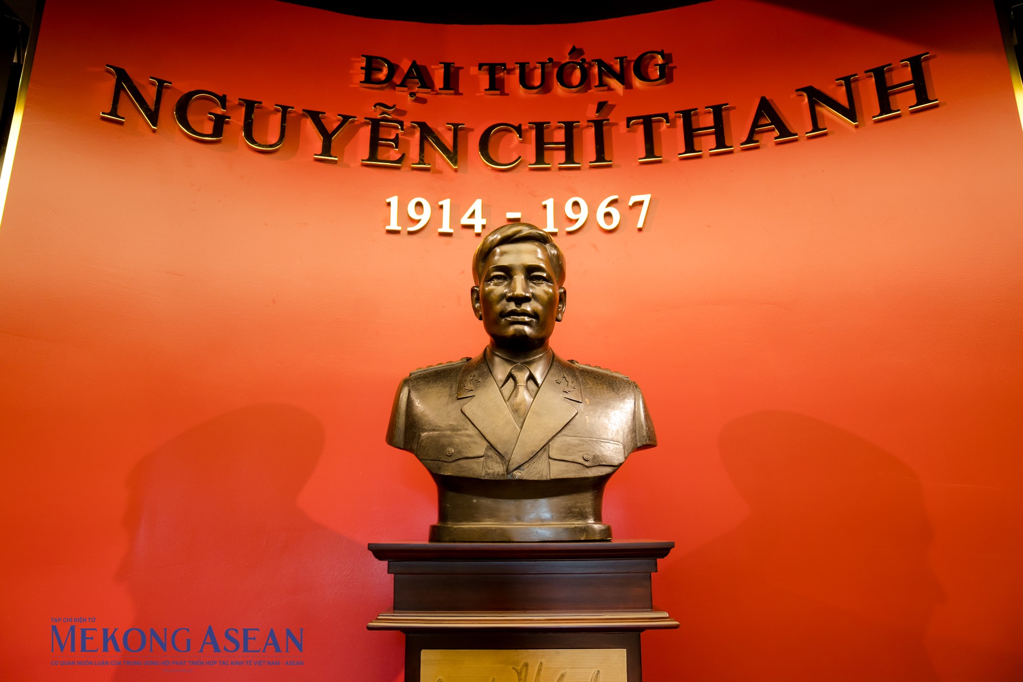 Một trong nhiều bức tượng đồng của Đại tướng Nguyễn Ch&iacute; Thanh trong bảo t&agrave;ng. &Ocirc;ng sinh ng&agrave;y 1/1/1914 tại l&agrave;ng Ni&ecirc;m Ph&ograve; (x&atilde; Quảng Thọ, huyện Quảng Điền, tỉnh Thừa Thi&ecirc;n Huế). Năm 17 tuổi &ocirc;ng đ&atilde; tham gia đấu tranh chống cường h&agrave;o &aacute;c b&aacute; ở địa phương. Đến 7/1937 &ocirc;ng được kết nạp v&agrave;o Đảng Cộng sản Đ&ocirc;ng Dương (sau n&agrave;y l&agrave; Đảng Cộng sản Việt Nam).