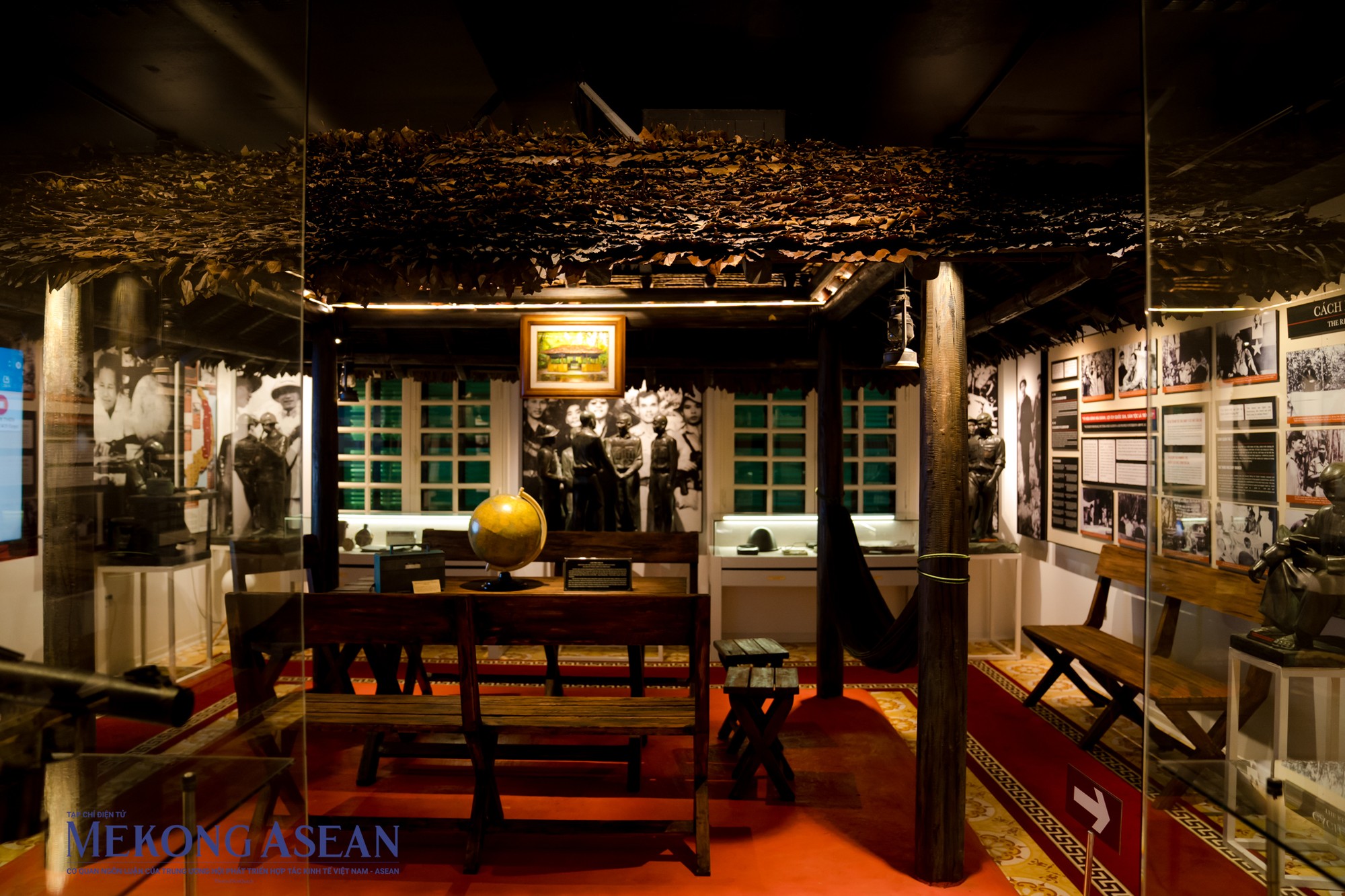 Tại bảo t&agrave;ng, g&oacute;c l&agrave;m việc của đại tướng tại căn cứ Trung ương Cục Miền Nam ở khu vực rừng Ch&agrave;ng Riệc, huyện T&acirc;n Bi&ecirc;n, tỉnh T&acirc;y Ninh được t&aacute;i hiện trong m&ocirc; h&igrave;nh lớn bằng 1/3 so với phi&ecirc;n bản gốc.