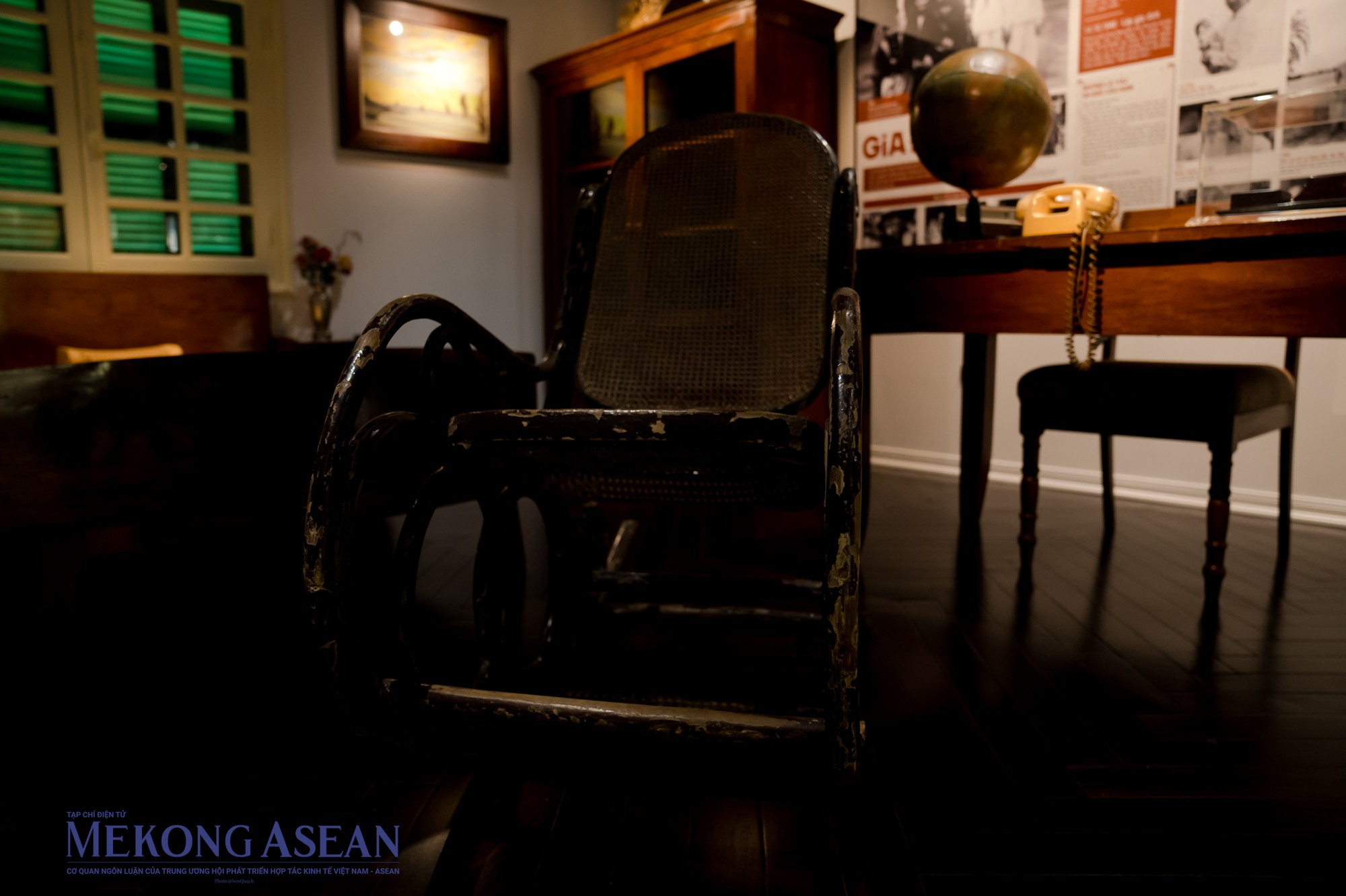 Trong kh&ocirc;ng gian t&aacute;i hiện nh&agrave; 34 L&yacute; Nam Đế c&oacute; bố tr&iacute; một ph&ograve;ng l&agrave;m việc v&agrave; tiếp kh&aacute;ch ri&ecirc;ng của Đại tướng gồm c&oacute; b&agrave;n, ghế ngồi l&agrave;m việc, bộ sa-l&ocirc;ng tiếp kh&aacute;ch, tủ đựng s&aacute;ch v&agrave; t&agrave;i liệu, giường c&aacute; nh&acirc;n, ghế m&acirc;y, đ&agrave;n piano, k&eacute;t sắt đựng t&agrave;i liệu mật v&agrave; c&aacute;c vật dụng kh&aacute;c.