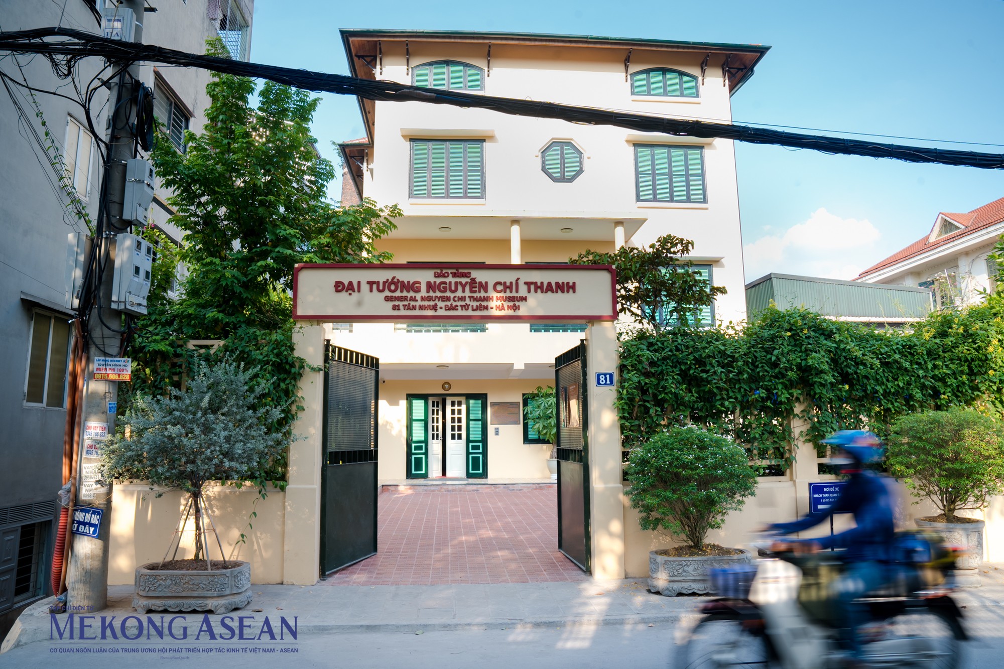 Cổng ch&iacute;nh v&agrave;o bảo t&agrave;ng mở ra con phố y&ecirc;n tĩnh ven s&ocirc;ng.