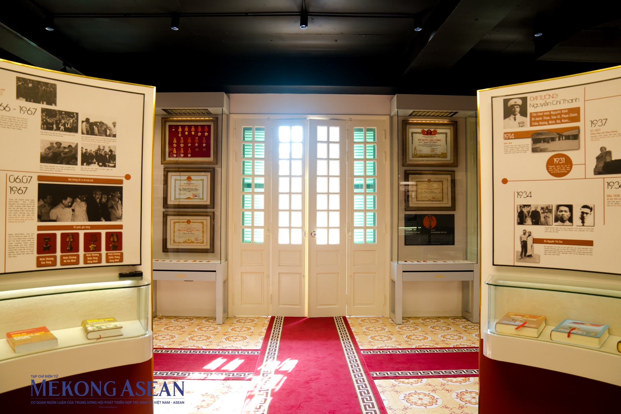 Bảo t&agrave;ng c&oacute; hơn 600 h&igrave;nh ảnh, t&agrave;i liệu, hiện vật v&agrave; 23 pho tượng đồng, gắn với c&aacute;c nh&acirc;n vật v&agrave; sự kiện lịch sử ti&ecirc;u biểu của c&aacute;ch mạng Việt Nam, t&aacute;i hiện qu&aacute; tr&igrave;nh sống v&agrave; l&agrave;m việc của Đại tướng Nguyễn Ch&iacute; Thanh.