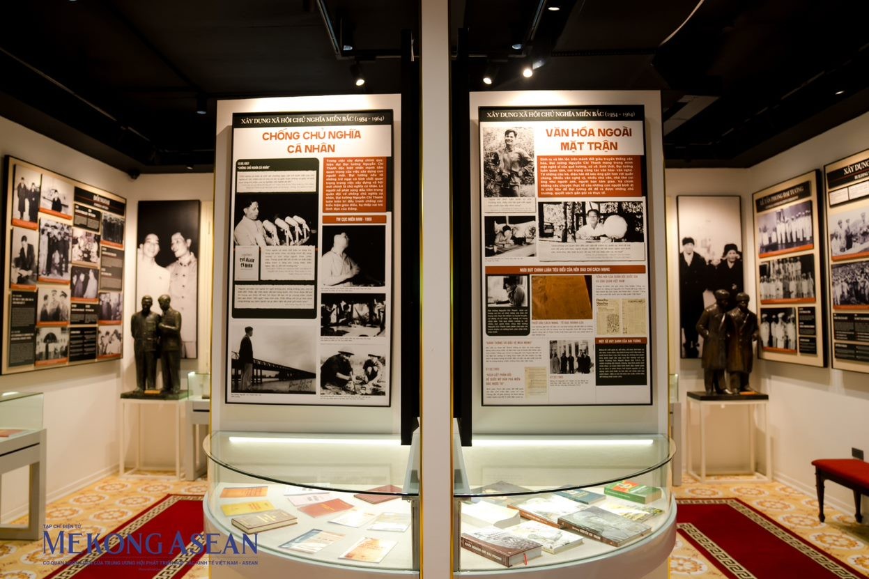 Ngo&agrave;i ra, c&ograve;n c&oacute; hơn 100 đầu s&aacute;ch do Đại tướng Nguyễn Ch&iacute; Thanh viết c&ugrave;ng c&aacute;c t&aacute;c phẩm do nhiều t&aacute;c giả viết; hệ thống phim t&agrave;i liệu về th&acirc;n thế, cuộc đời v&agrave; sự nghiệp của &ocirc;ng. Đặc biệt, tại bảo t&agrave;ng c&ograve;n c&oacute; nhiều hiện vật mới lần đầu ti&ecirc;n được c&ocirc;ng bố, như c&ocirc;ng văn của c&aacute;c nước gửi cho Đại tướng.